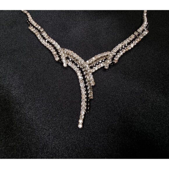 Vintage-Inspired Silver Crystal Statement Necklace With Adjustable Chain - Picture 4 of 6